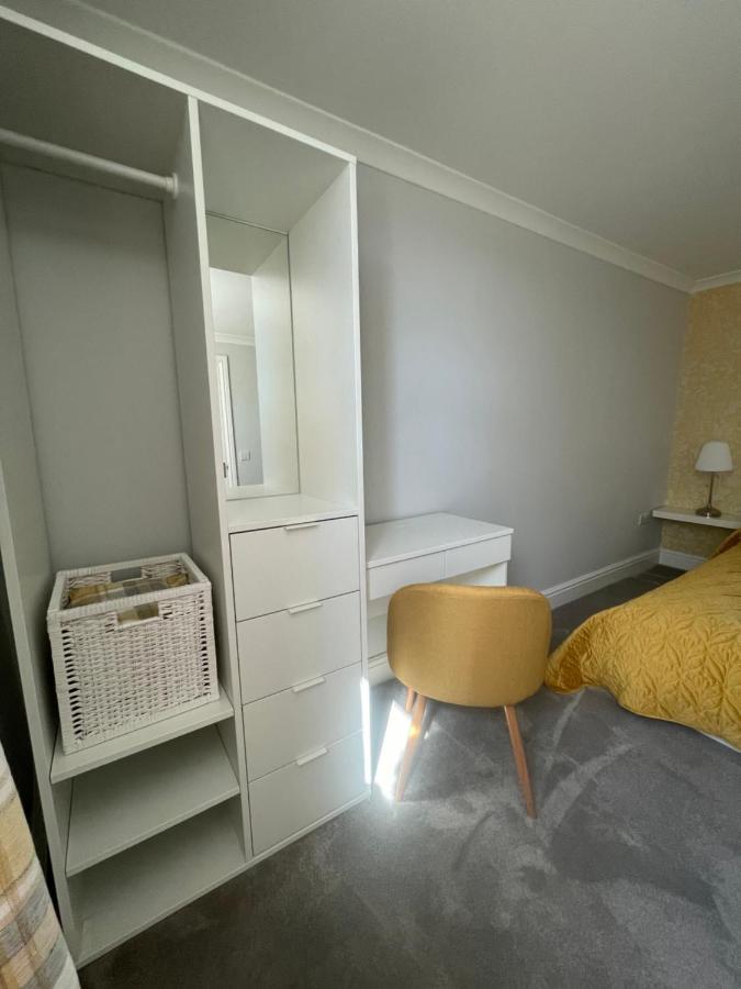 Immaculate One Bedroom Home With Private Parking Swansea Exterior foto